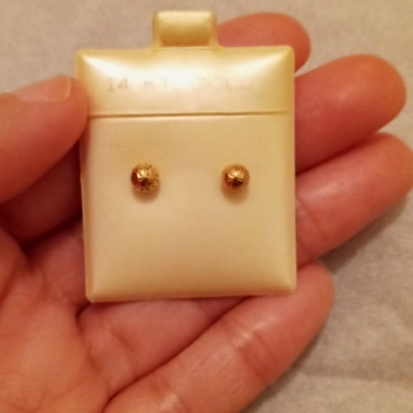 14kt Gold Stud Earrings - Picture 4 of 8
